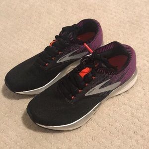 NEW Women’s Brooks Running Shoes size 8